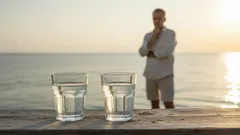 Wenn man salzhaltiges Mineralwasser trinken darf, warum darf man dann kein Meerwasser trinken?